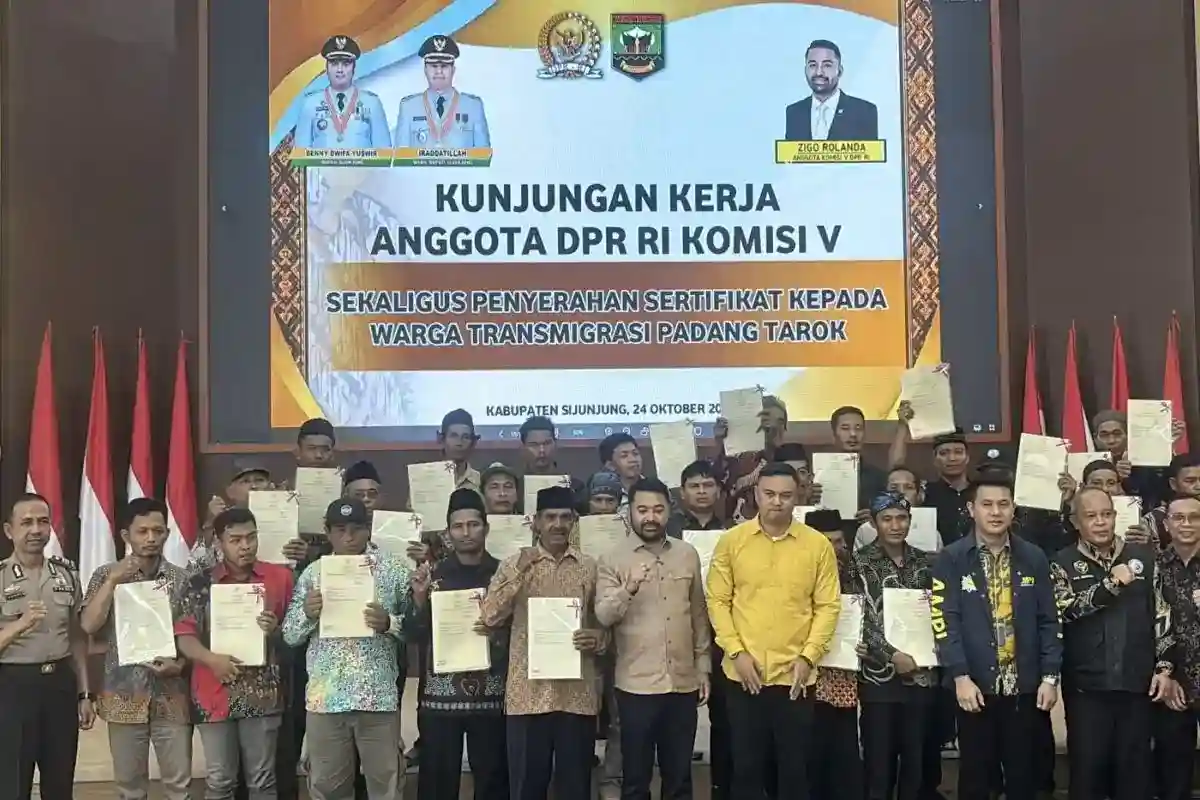 194 Bidang Tanah Transmigran di Sijunjung Terima Sertifikat Hak Milik