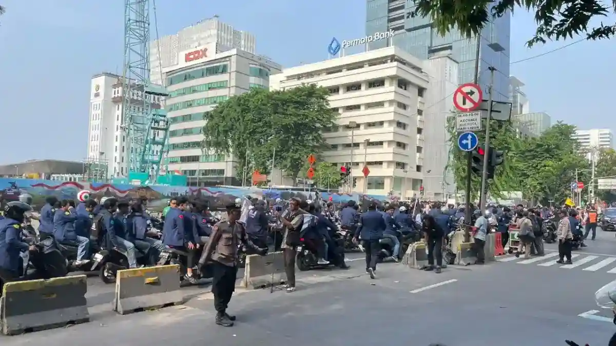 Mahasiswa Trisakti Bersiap Bergerak ke IRTI Monas, Kebon Sirih Dipadati Massa