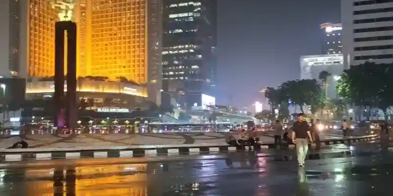 Hujan Redakan Aksi di Depan Plaza UOB, Arus Jalan Kembali Dibuka