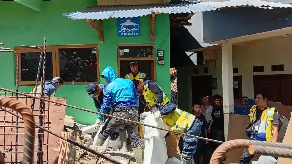 Tanggul Jebol Rendam Rumah di Cipaganti, Lina Mengungsi Setelah Banjir Terparah